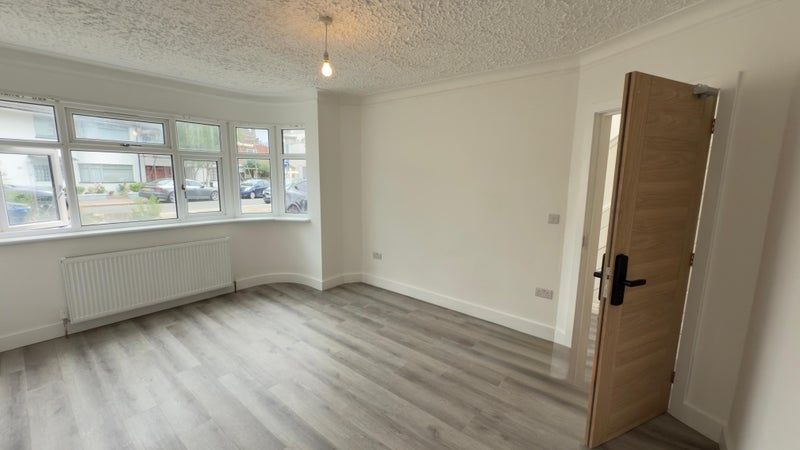 Property photo 2 of 4 Bright And Freshly Renovated Double Bedroom Featur...