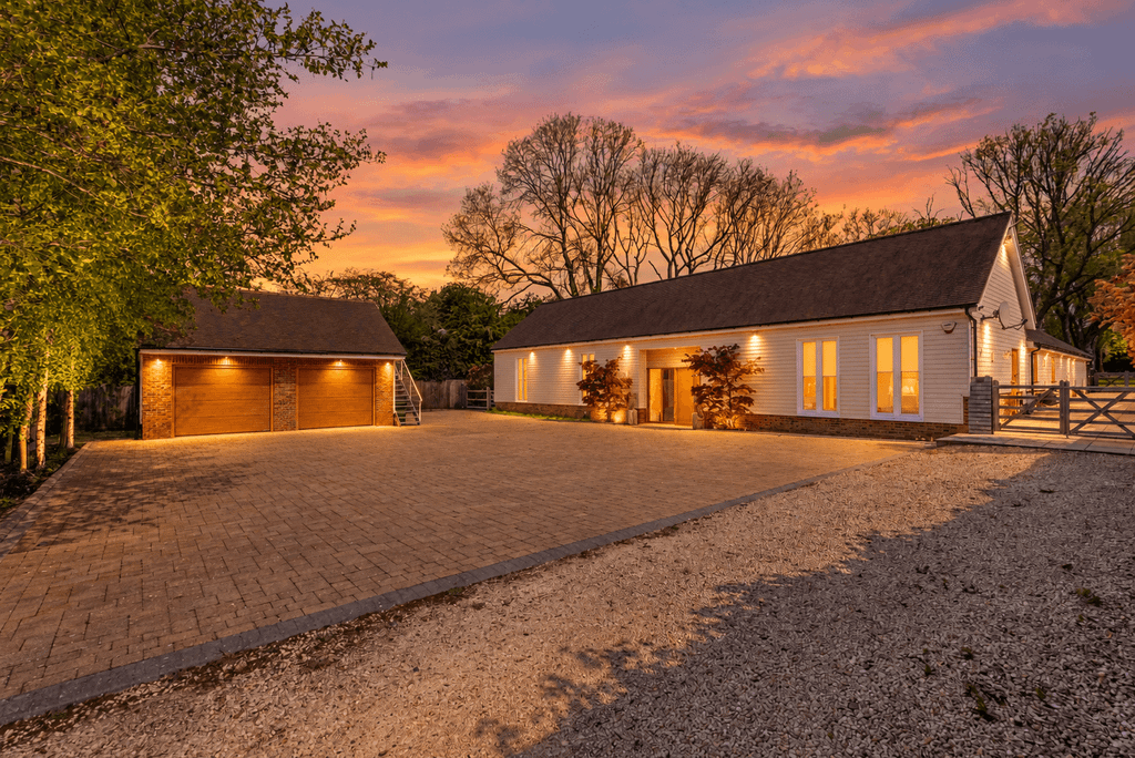 Property photo 1 of 42 Northchurch Common, Berkhamsted