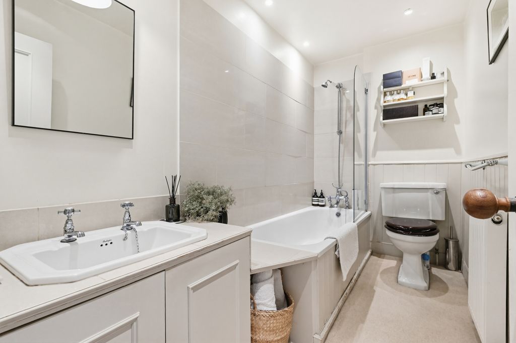 Property photo 3 of 9 Bathroom