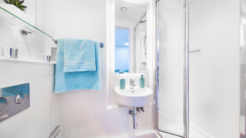 Property photo 3 of 10 Bathroom