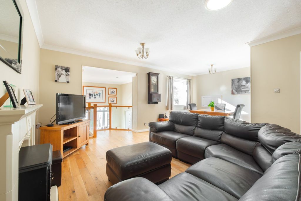 Property photo 2 of 25 Lounge / Dining