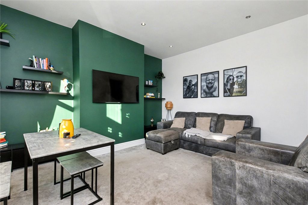 Property photo 2 of 18 Picture No. 12