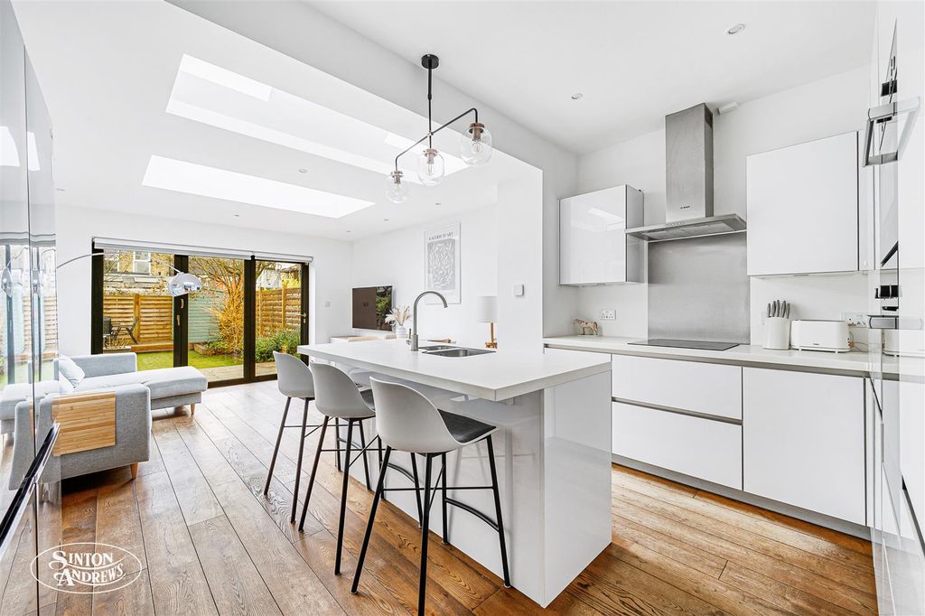 Property photo 2 of 16 39 Cranmer Avenue-6.Jpg