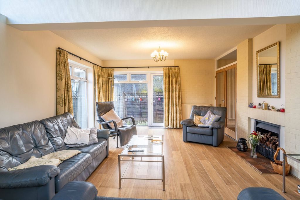 Property photo 2 of 19 Alhamra, Widford Road, Much Hadham, Hertfordshire, Sg10 6At