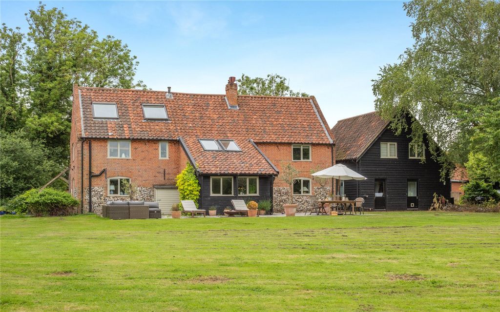 Property photo 3 of 25 Upgate Barn