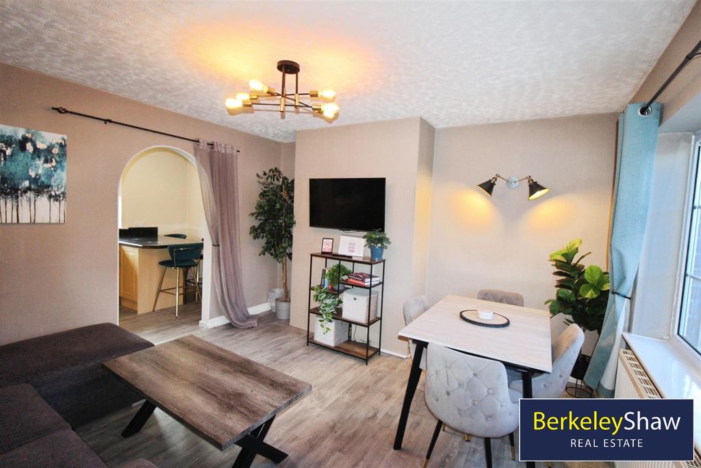 Property photo 3 of 14 Lounge