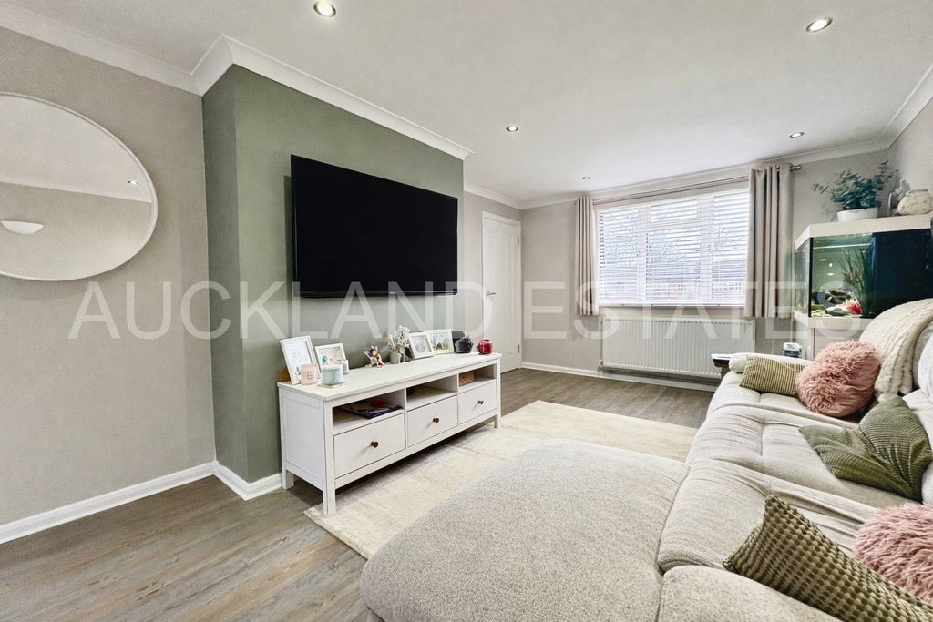 Property photo 2 of 14 Image00008