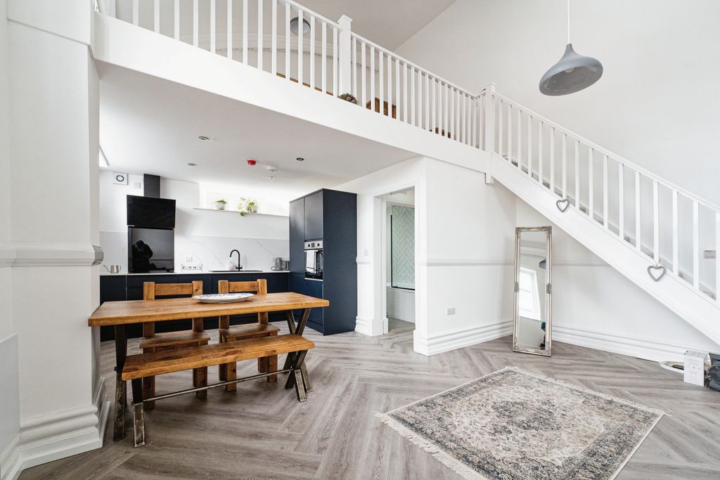 Property photo 3 of 8 Splendid Space