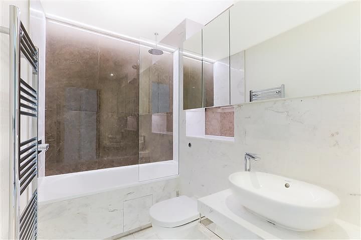 Property photo 3 of 10 Bathroom