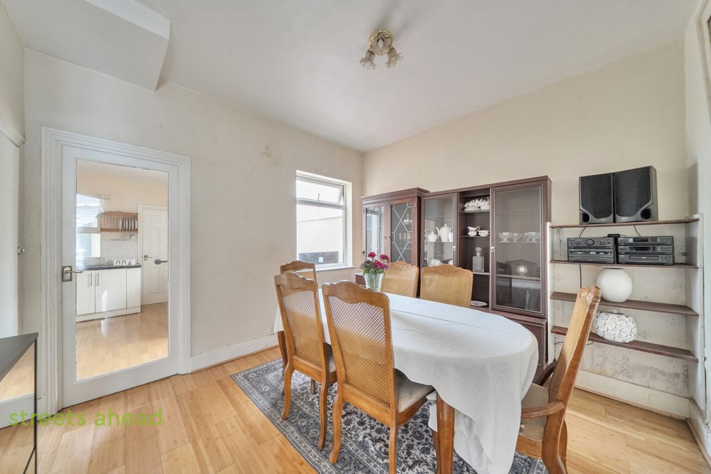 Property photo 3 of 17 249d9F30-A04E-40A...