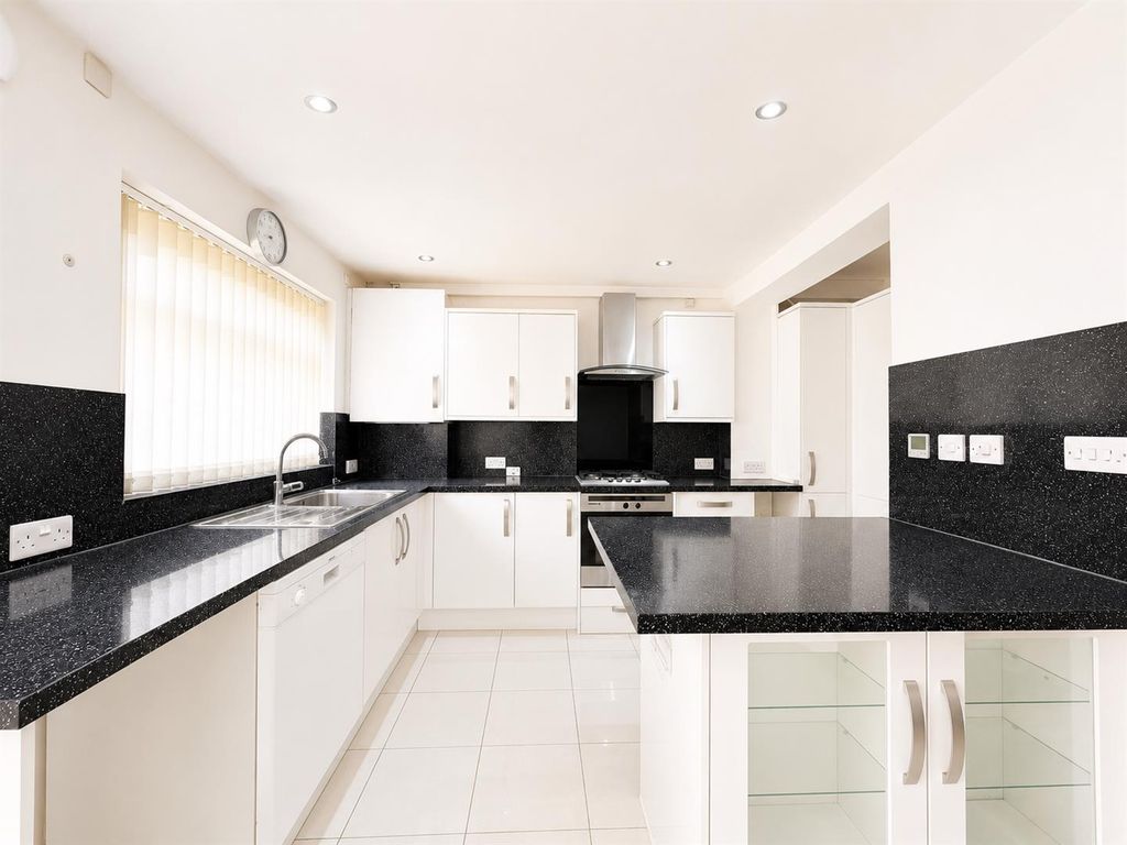 Property photo 1 of 10 Kitchen