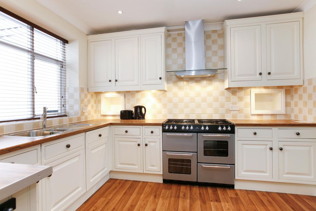 Property photo 2 of 10 Kitchen