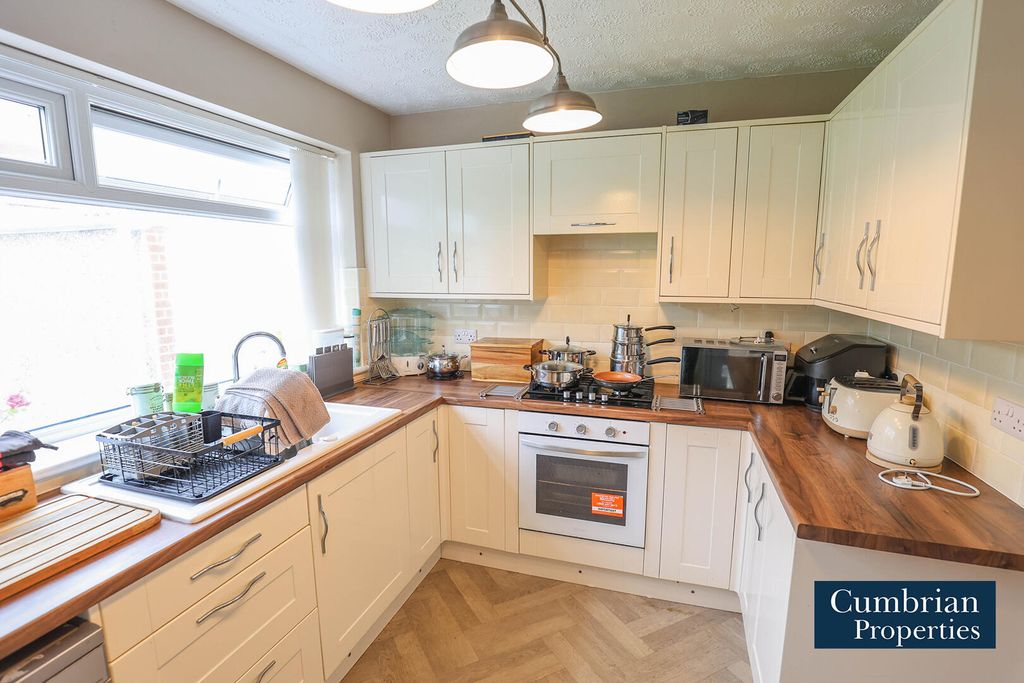 Property photo 1 of 11 Kitchen