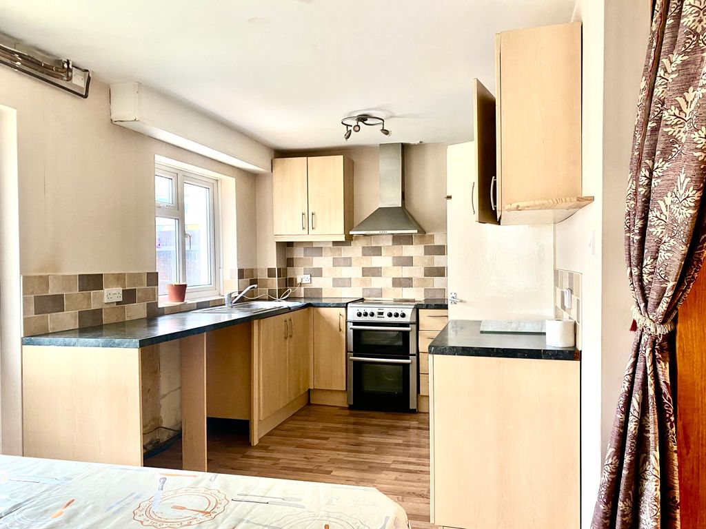 Property photo 3 of 9 Kitchen