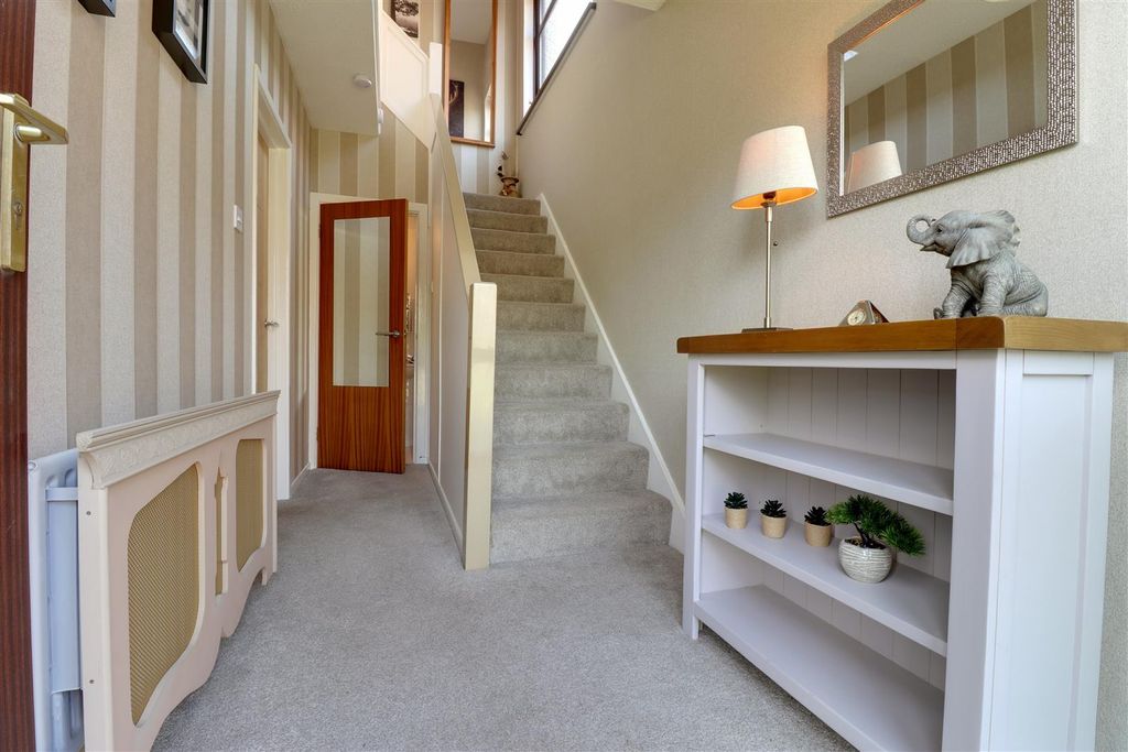 Property photo 2 of 17 Entrance Hall