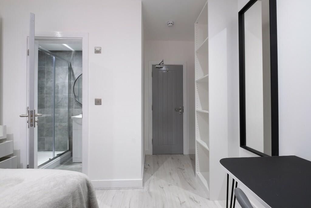 Property photo 2 of 15 This Stylish Double Bedroom Offers A Comfortable A...
