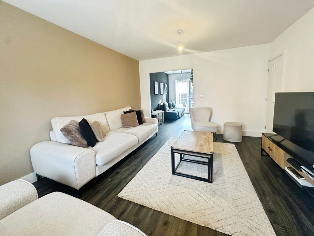 Property photo 3 of 16 Lounge