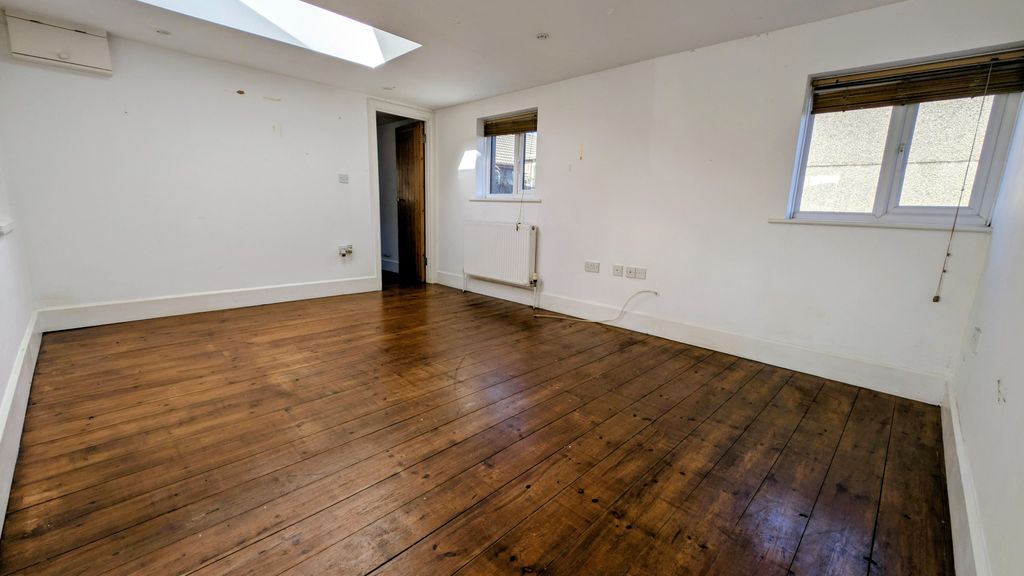 Property photo 2 of 11 Gallery