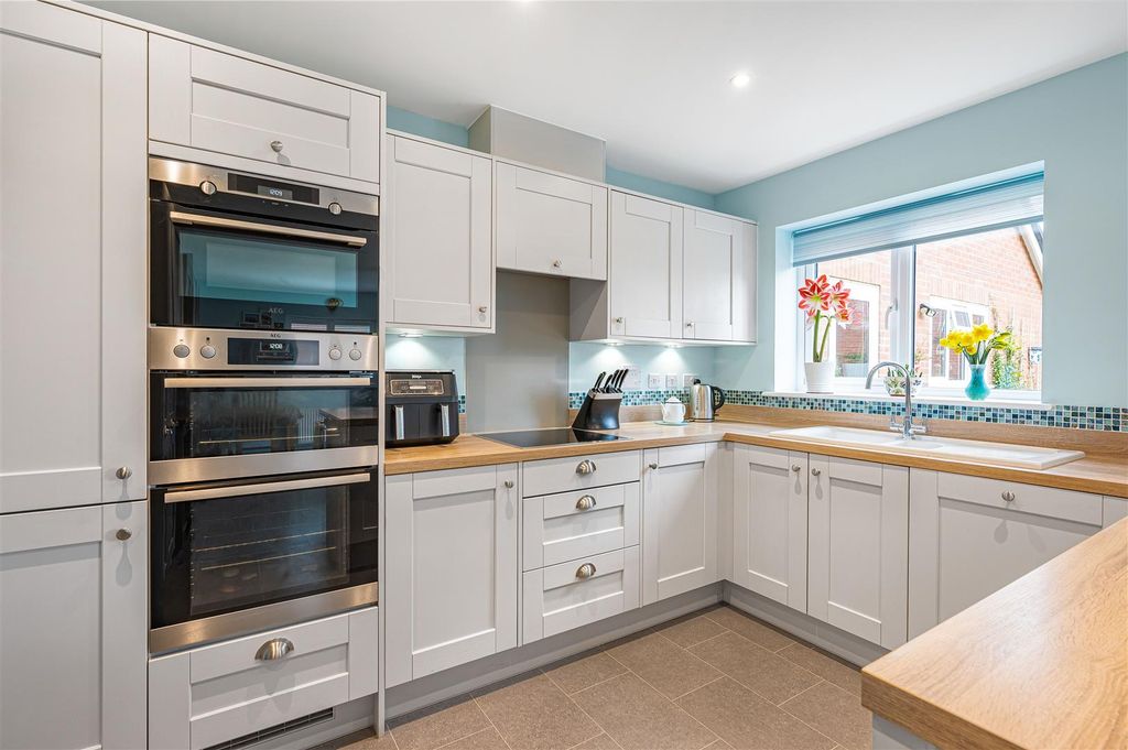 Property photo 3 of 25 Kitchen