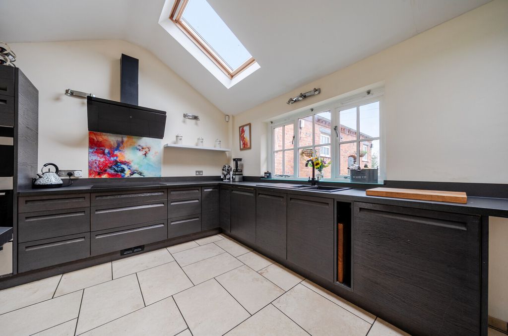 Property photo 2 of 51 -69B953F410ce3-l-1421428-16-69B83E582d7d7
