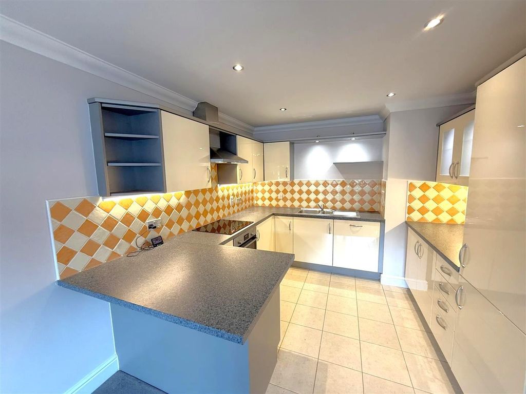 Property photo 3 of 7 Kitchen