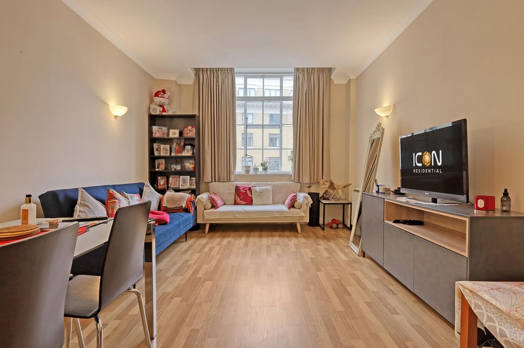 Property photo 1 of 17 Living Room