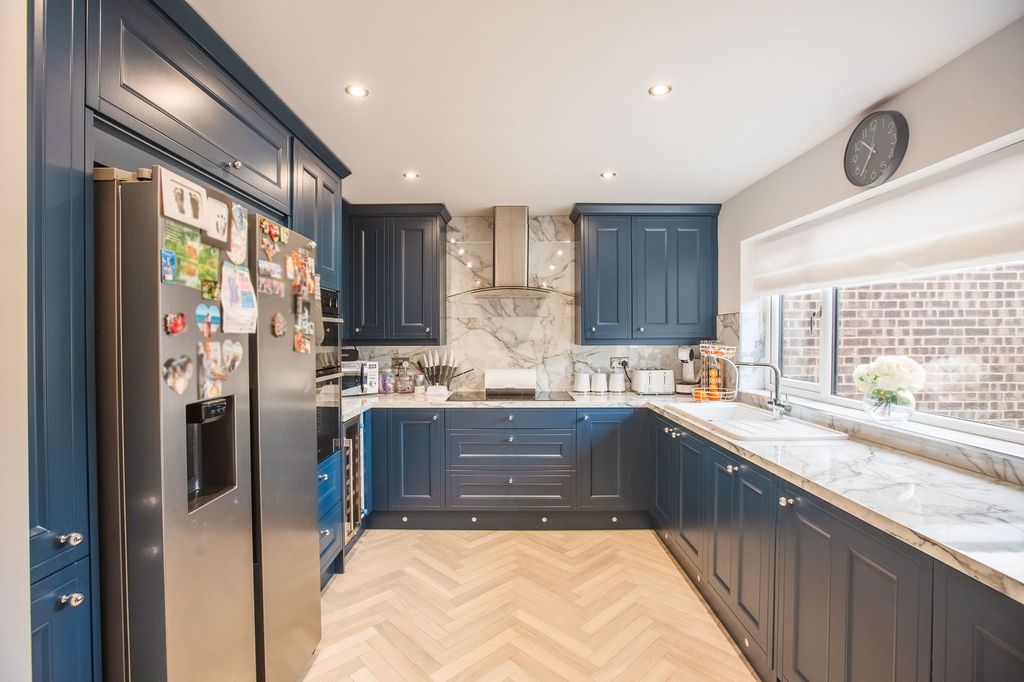 Property photo 2 of 24