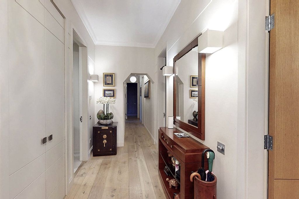 Property photo 2 of 10 Hall