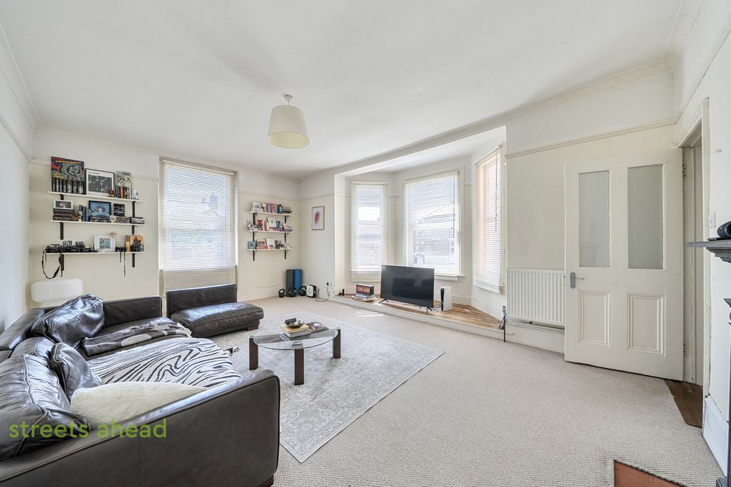 Property photo 2 of 13 7F2E6355-0Aef-467...