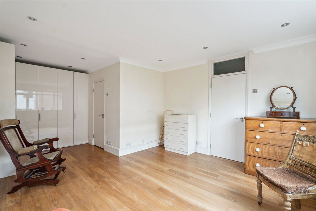 Property photo 3 of 10 Principal Bedroom