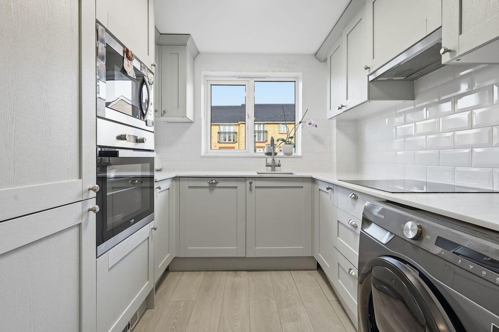 Property photo 3 of 17 Kitchen