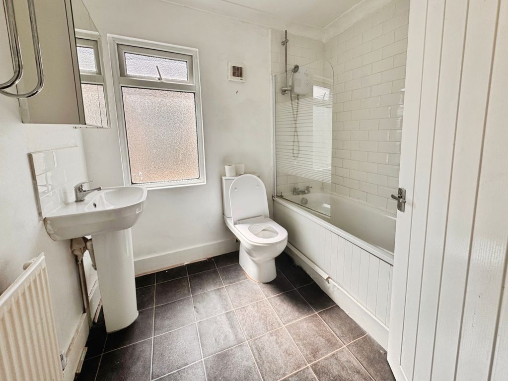 Property photo 3 of 9 Bathroom