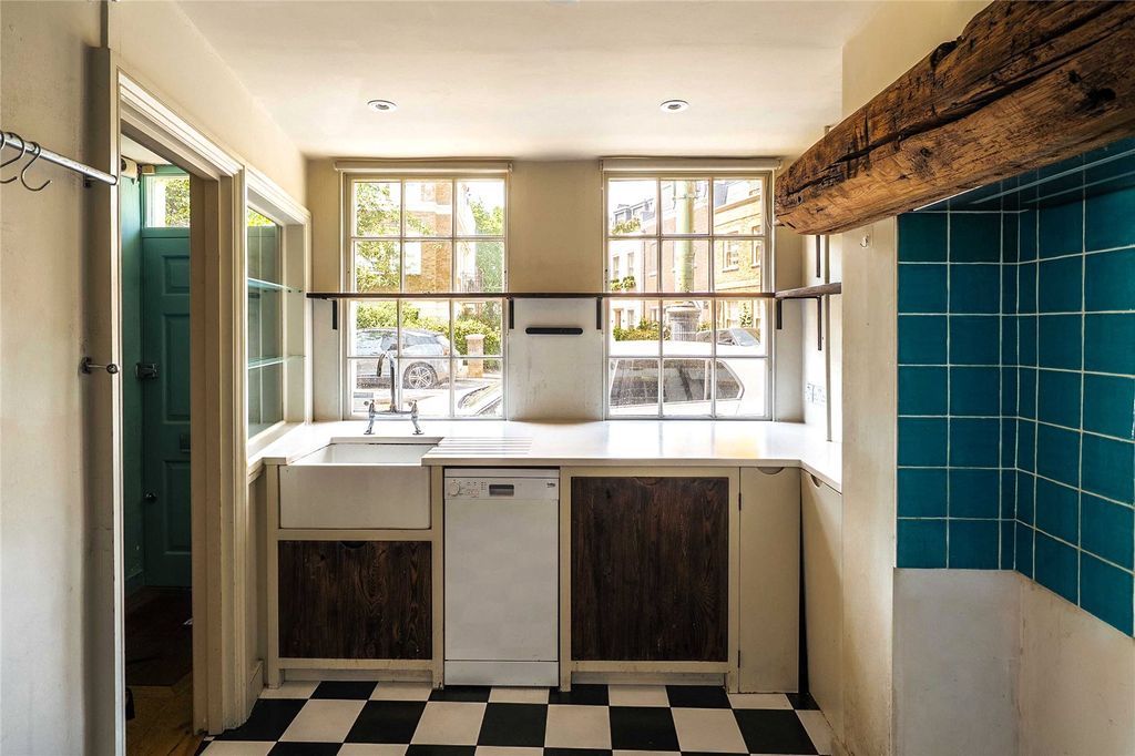 Property photo 3 of 7 Kitchen