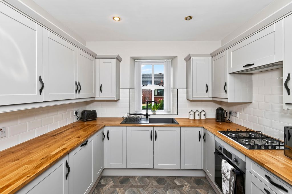 Property photo 3 of 19 Kitchen