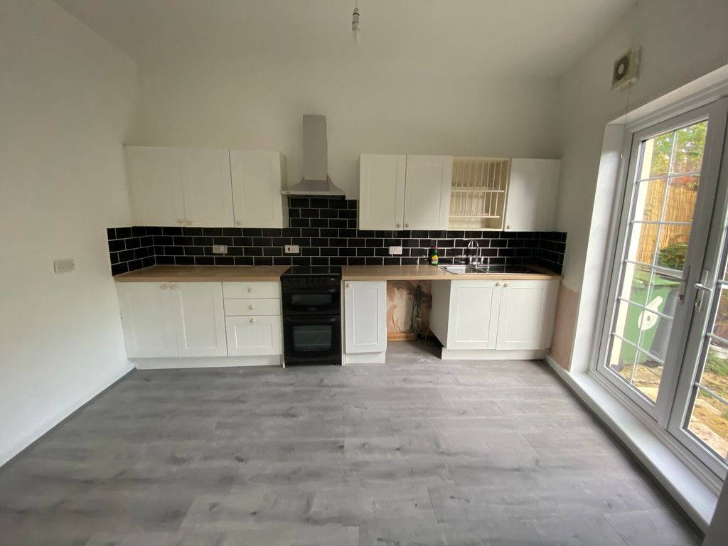 Property photo 3 of 10 Kitchen