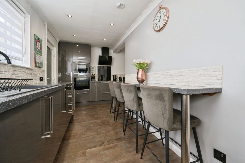 Property photo 3 of 27