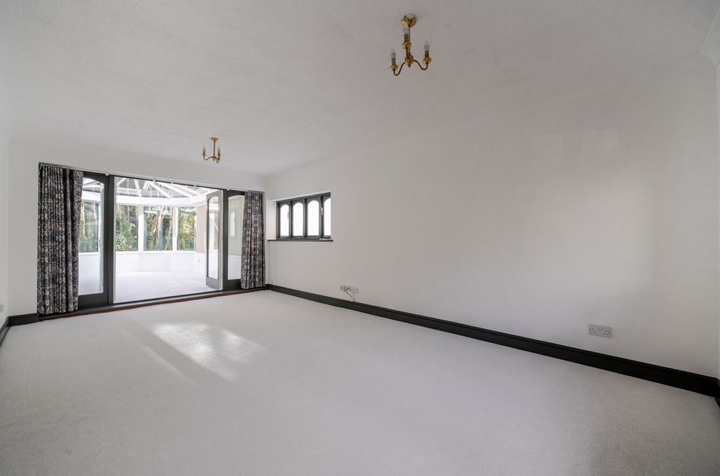 Property photo 3 of 14 1395352-17-695E3d...