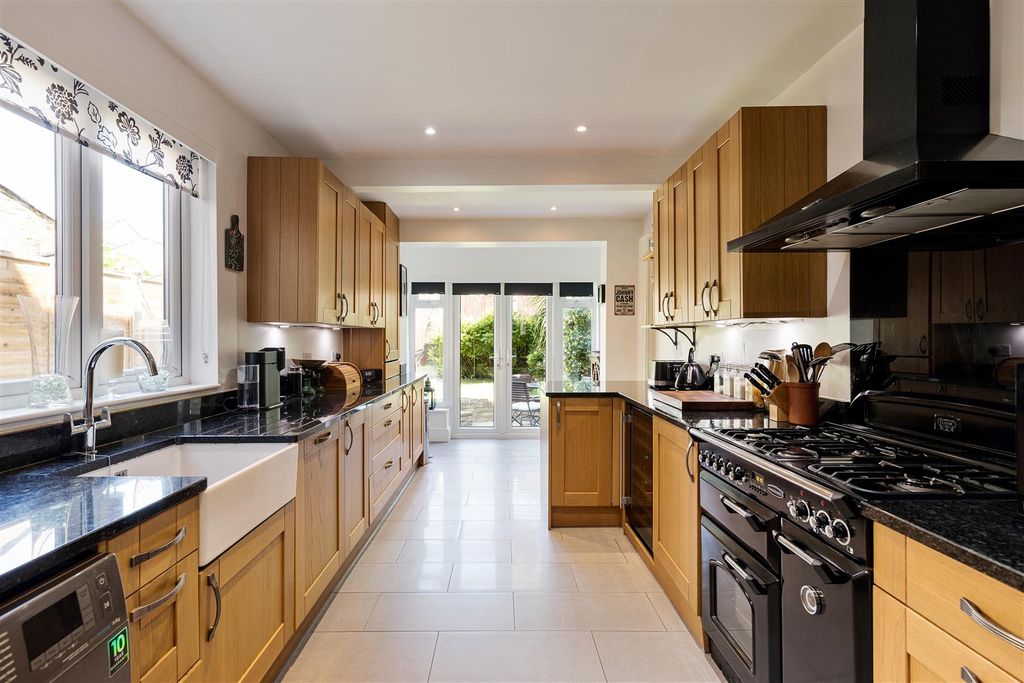 Property photo 2 of 41 Barclay Road, E17