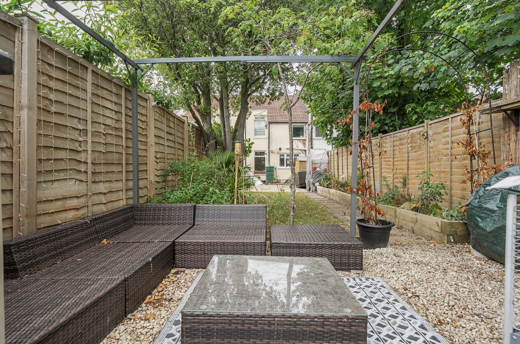 Property photo 1 of 12 1317832-16-68652E...