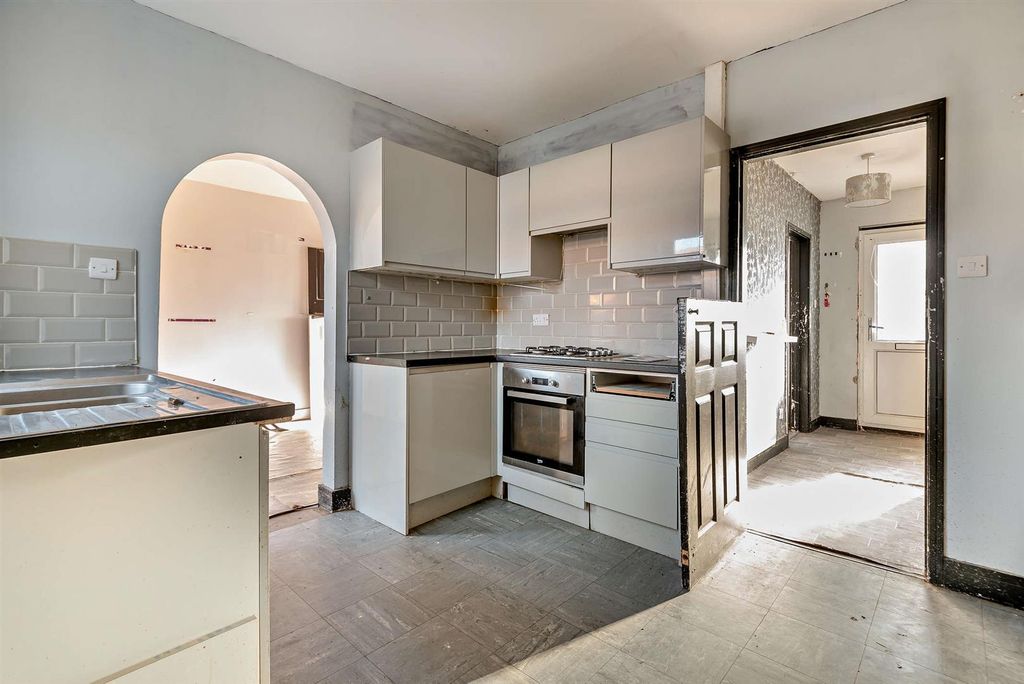 Property photo 3 of 12 8674631-Interior17-800.Jpg