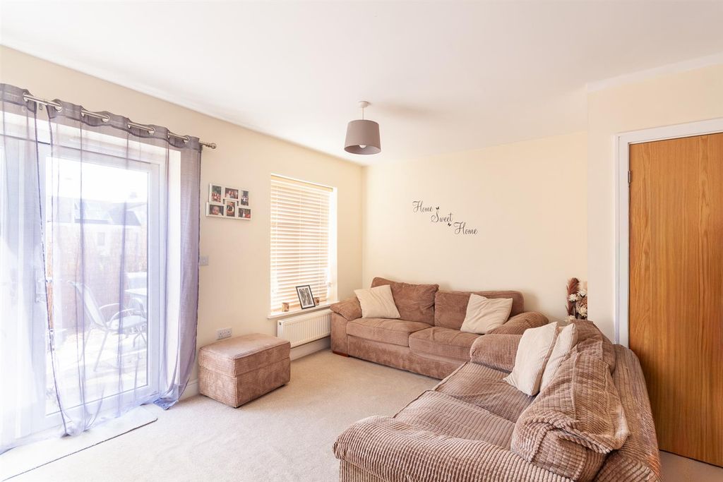 Property photo 3 of 15 Lounge 2.Jpg
