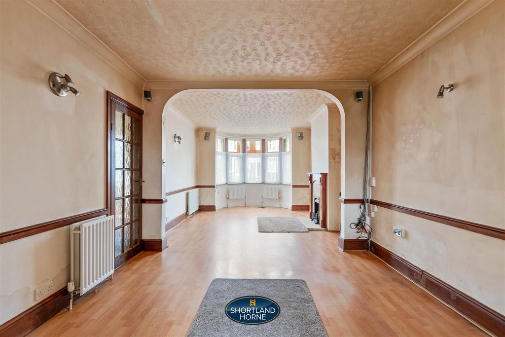 Property photo 3 of 25 72 Eversleigh Road (19 Of 27).Jpg