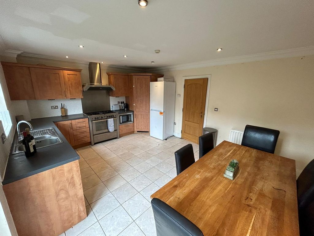 Property photo 2 of 31