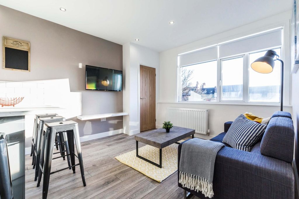 Property photo 1 of 7 A Bright And Welcoming Living Room With Modern Fur...