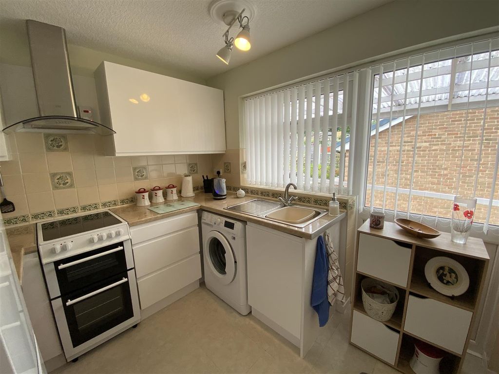 Property photo 2 of 14 Modern Fitted Kitchen