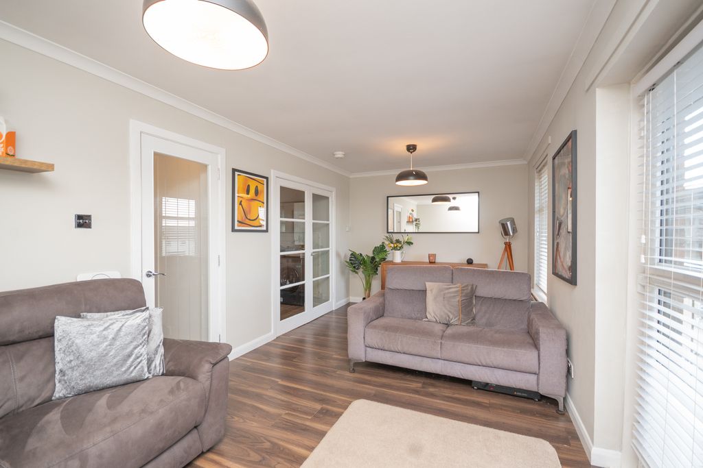 Property photo 3 of 14 Lounge