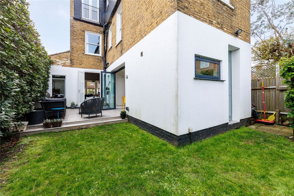 Property photo 3 of 18 Garden