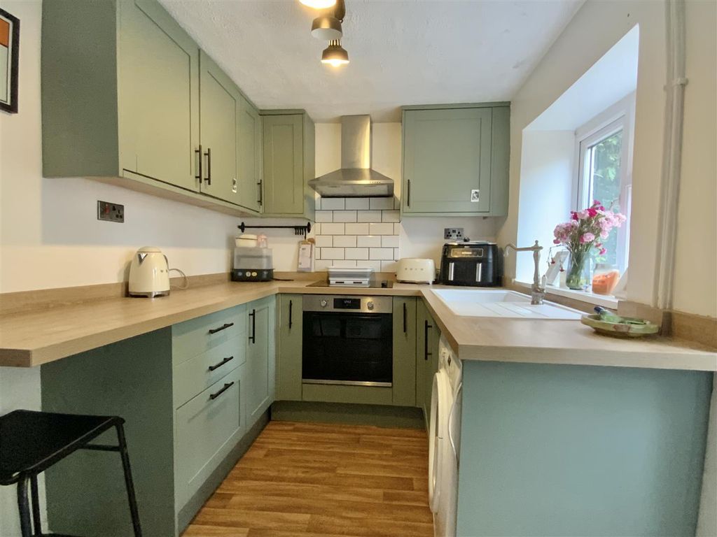 Property photo 3 of 8 Kitchen
