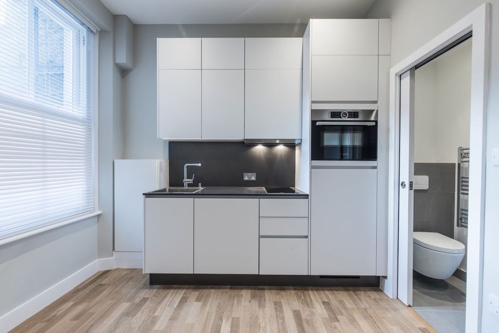 Property photo 1 of 9 Bedroom