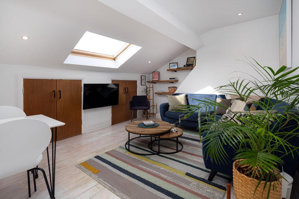 Property photo 2 of 17 Living Space